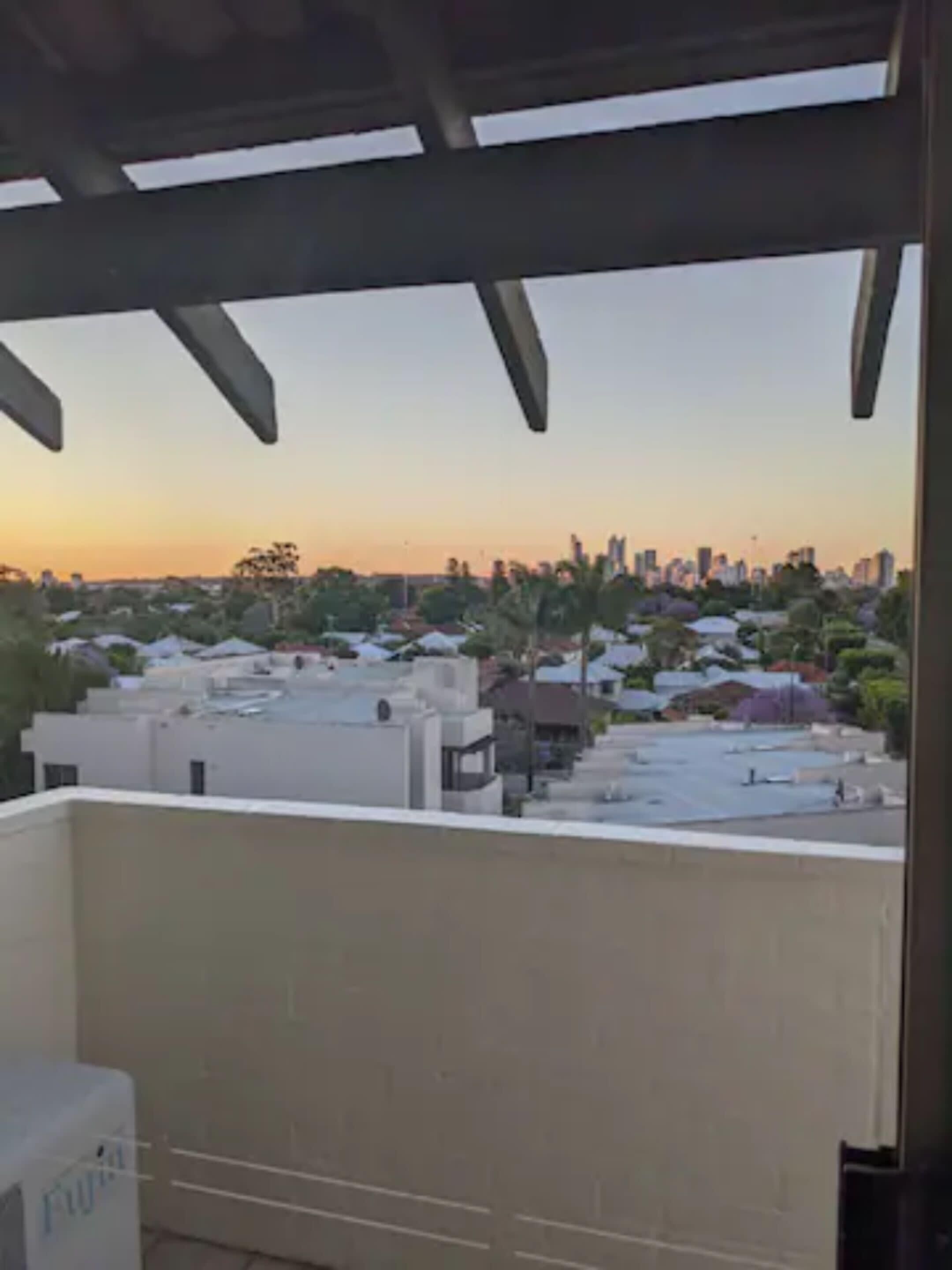 Bright 2 Bedroom Apartment Near Optus Stadium