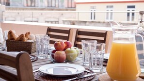 Outdoor dining - Top floor Balcony Apartment by LovelyStay (Porto)