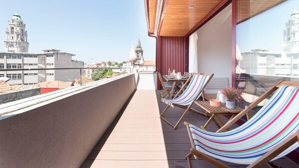 Outdoor dining - Top floor Balcony Apartment by LovelyStay (Porto)