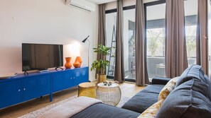 TV - Modern and Colourful Flat in Graça by LovelyStay (Lisboa)