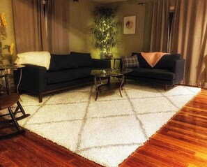 Smart TV, chimenea y libros 