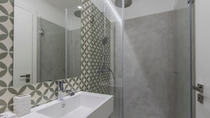 Haartrockner, Handtücher, Toilettenpapier