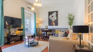 TV - Charming Chiado 2BDR W/Balcony by LovelyStay (Encarnação)