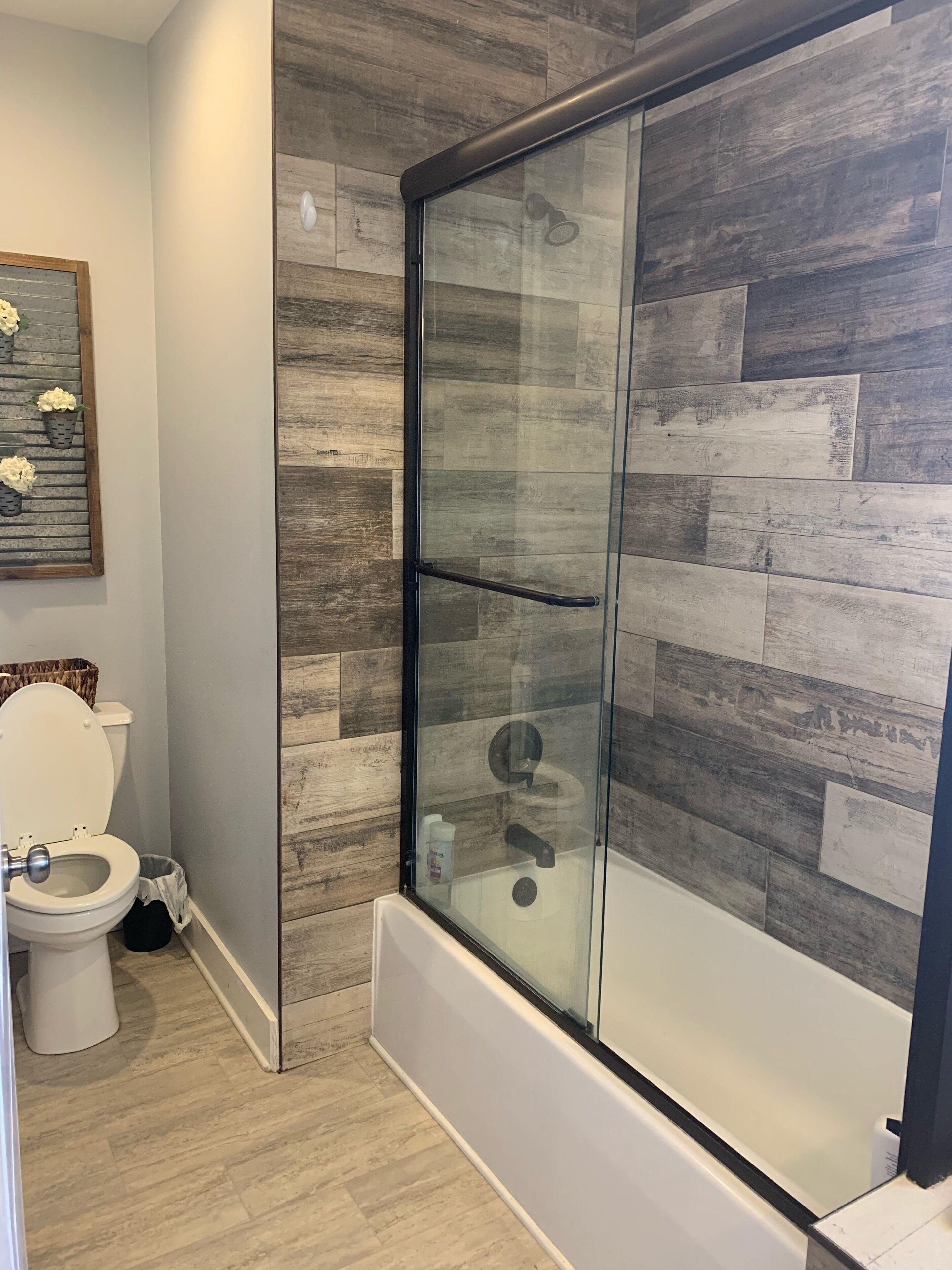 Combined shower/bathtub, hair dryer, towels, soap