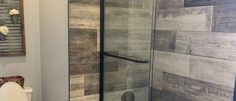 Combined shower/bathtub, hair dryer, towels, soap