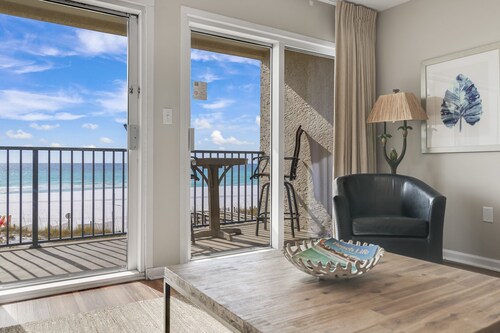 Windancer 211. Gulf Front, Free Beach Service, Emerald Waters, Pool, Grill.