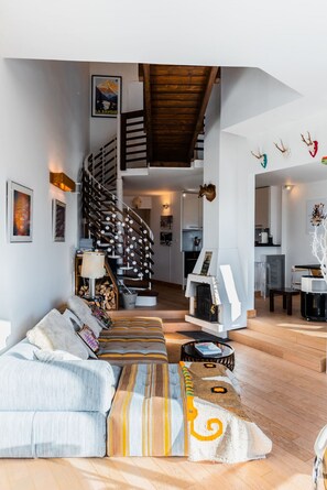 TV, fireplace