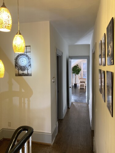 Beautiful Second floor Furnished apartment in the heart of Newmarket