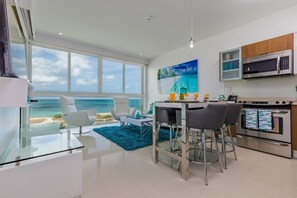 Kjøleskap, mikrobølgeovn, ovn og kokeplater