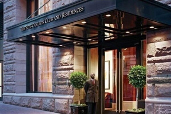 تفاصيل الفندق من الخارج