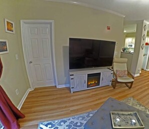 Smart TV, fireplace, books, streaming services