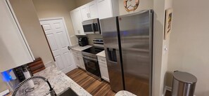 Cafetera y tetera, refrigerador, microondas y horno
