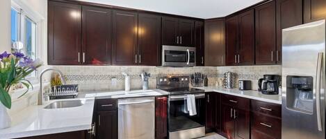 Een koelkast, een magnetron, een oven, een kookplaat