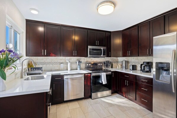 Réfrigérateur, micro-ondes, four, plaque de cuisson