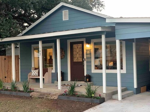 The Bluebird- Bungalow w Spa & Outdoor Living
