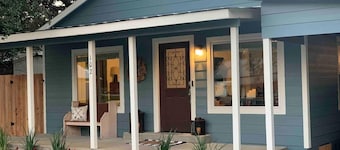 The Bluebird- Bungalow w Spa & Outdoor Living