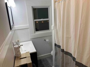 Combined shower/bathtub, hair dryer, towels, soap - The Bluebird- Bungalow w Spa & Outdoor Living (Johnson City)