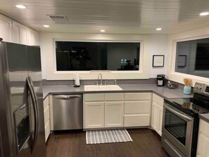 Frigorifero, microonde, forno, piano cottura