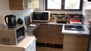 A compact kitchen with a microwave, kettle, and small refrigerator. - Joli studio les brimbelles (Granges-Aumontzey)