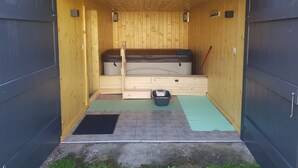 A sauna with a wooden bench, a bucket, and a mat. - Joli studio les brimbelles (Granges-Aumontzey)