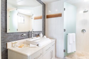 Shower, hair dryer, towels - Casa Mia 3 bedroom At Mareazul by RedAwning (Playa del Carmen)