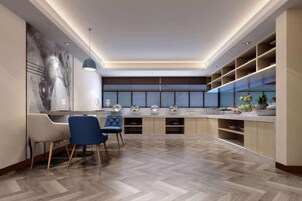 Una cocina moderna con suelo en espiga, estanterías empotradas y una isla central.