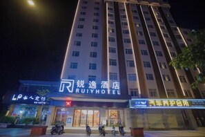 Unclassified image, 3 of 39, button - Ruiyi Hotel (Qinzhou)
