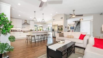 Smart-tv, eldstad, bordsfotboll och en stereo