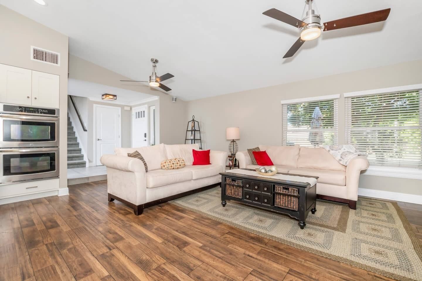 Smart TV, caminetto, tavolo da calcetto, impianto stereo