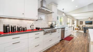 KylskÄp, mikrovÄgsugn, ugn och spishÀll