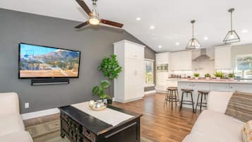 Smart-tv, eldstad, bordsfotboll och en stereo