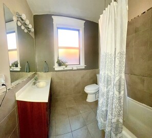 Combined shower/tub, hair dryer, towels - 1st Fl King+Queen Beds, Steps to Metrolink, Off-street parking (St. Louis)