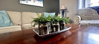 1st Fl King+Queen Beds, Steps to Metrolink, Free parking lot