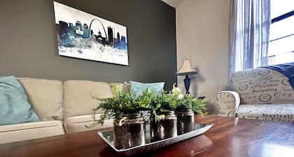 1st Fl King+Queen Beds, Steps to Metrolink, Free Gated parking