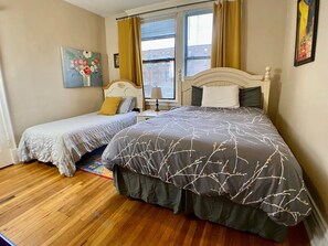 2 habitaciones, tabla de planchar con plancha y cuna de viaje 