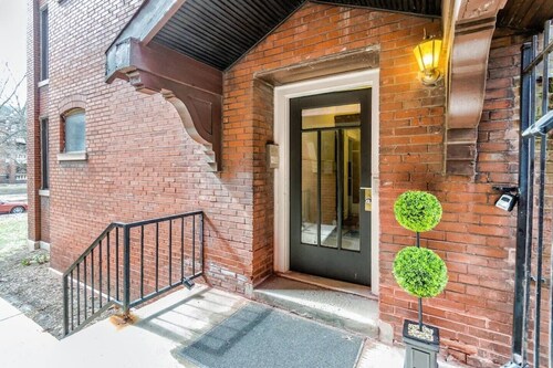 Central location-King + Queen Beds-Steps to Metrolink & Off-Street Parking