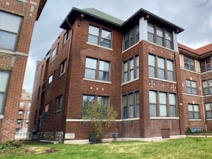 Exterior - Family-Friendly, King & Queen beds, steps to Metrolink+ Off-Street Parking (St. Louis)