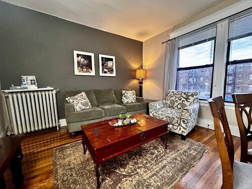 Family-Friendly, King & Queen beds, steps to Metrolink+ Off-Street Parking