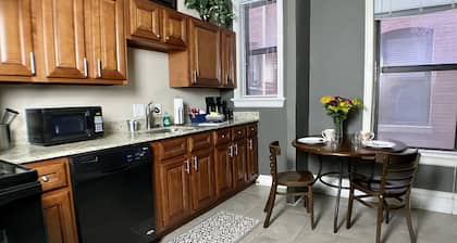 Family + Pet Friendly, King & Queen beds, steps to Metrolink+ Free Gated Parking