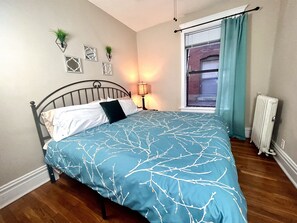 2 chambres, fer et planche à repasser, lit de bébé portatif
