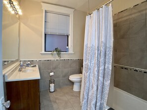 Combined shower/tub, hair dryer, towels, shampoo - Family-Friendly, King & Queen beds, steps to Metrolink+ Off-Street Parking (St. Louis)