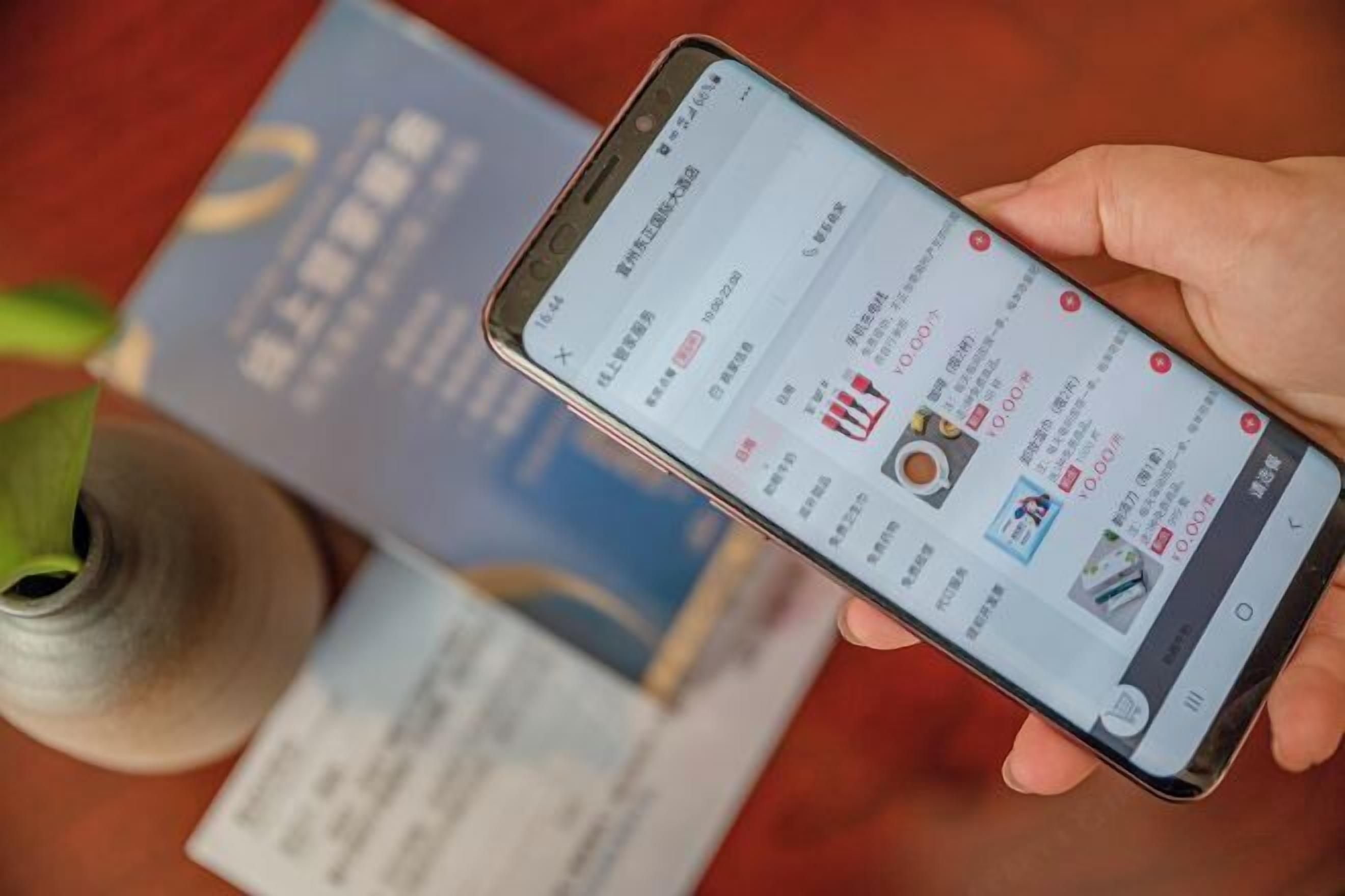 Un teléfono inteligente mostrando una interfaz de reserva de hotel con opciones de habitaciones y precios.