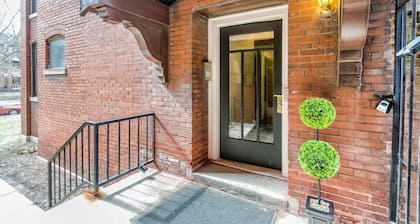 Family-friendly suite with King+Queen beds-Steps to Metrolink Off-Street Parking