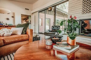 Televisión, monitor de computadora y impresora 