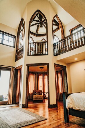 10 bedrooms, free WiFi - LAKEFRONT Castle on the Lake | 10BR Sleeps 50 | Private Beach, Hot Tub, Theater & Fire Pit (Fish Haven)