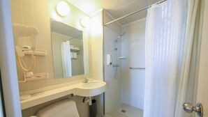 A bathroom with a toilet, sink, mirror, and shower. - Jinjiang Inn (Ulanqab Jining Railway Station Xingfu Road) (Ulanqab)