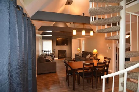 Smart TV, fireplace. Peek' n Peak, Camelot Loft Condo, Clymer, NY, 250 Yards to Chair 8, Sleeps 14