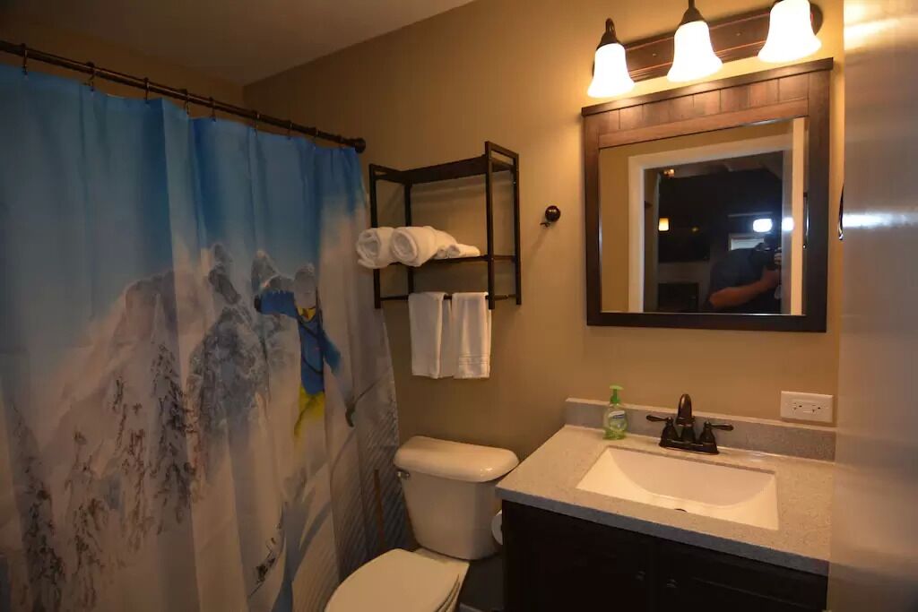 Chuveiro/banheira combinados, secador de cabelo, toalhas de banho 