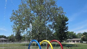Una fuente con tres anillos en colores azul, amarillo y rojo.