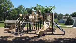 Un parque infantil con toboganes y estructuras para escalar.
